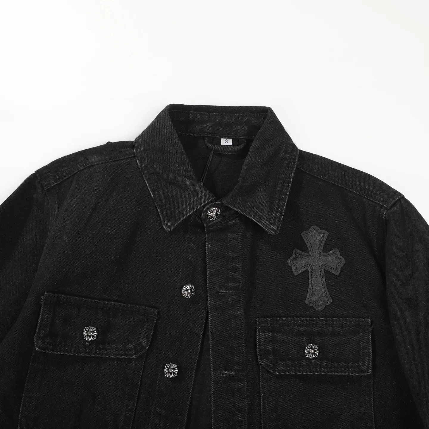 P260 CH Chromehearts 23ss denim cross patchwork leather black and white denim jacket. A super versatile denim jacket that is breathable, comfortable and elegant! The entire garment is made of super heavy-duty workmanship and is made of denim denim fabric imported from Japan. After the finished product is washed, the loss rate is extremely high! The whole body is made with old craftsmanship and the upper body is stylish! The body has multiple crosses and leather logos sewn on it! Because of the old craftsmanship, everything from gold five to three marks has been re-made with new molds, 100% restored to the original craftsmanship! All the leather characters are laser-aligned. The leather difference is definitely not the same as that of the super-fiber leather on the market. This year’s new sheep leather is used. The finished embroidery guarantees the quality of the entire product❗ It took nearly two months of back-and-forth production to get a satisfactory effect. The various cutting designs really took a lot of effort to achieve a satisfactory experience! The same style for men and women, great for couples!   Color: black with white label Size: S M L